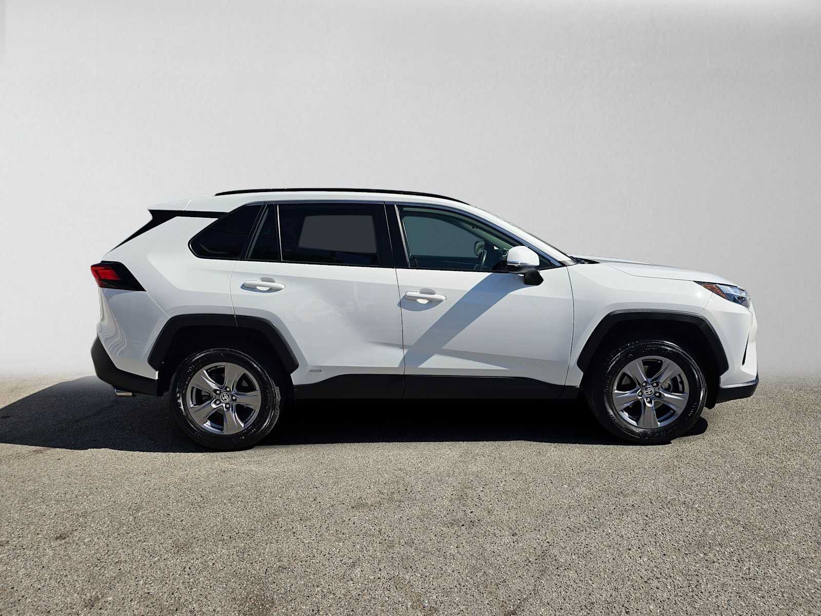 Used 2023 Toyota RAV4 LE AWD/4WD image 2
