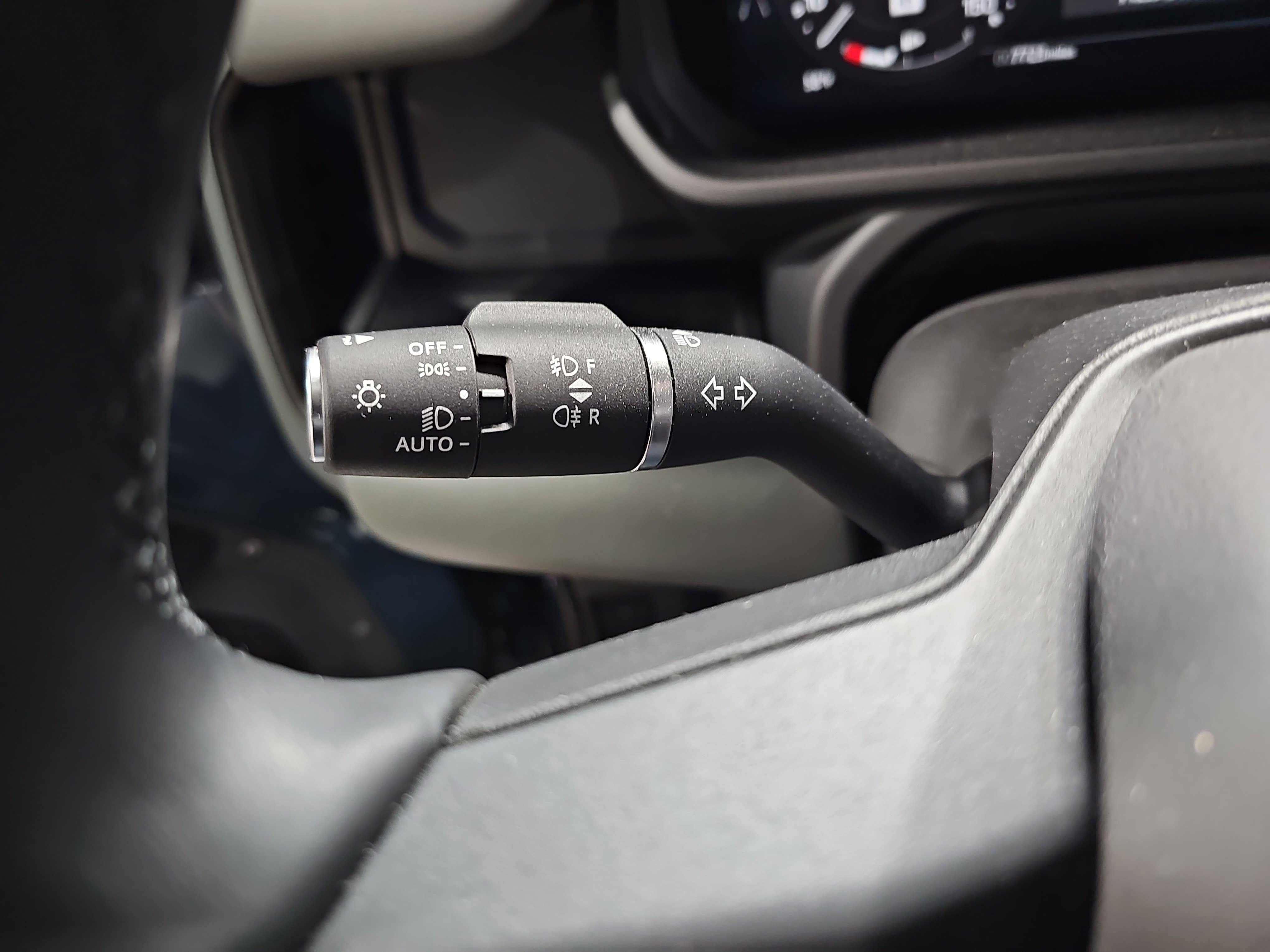 Used 2025 Land Rover Defender 90 X-Dynamic SE image 28