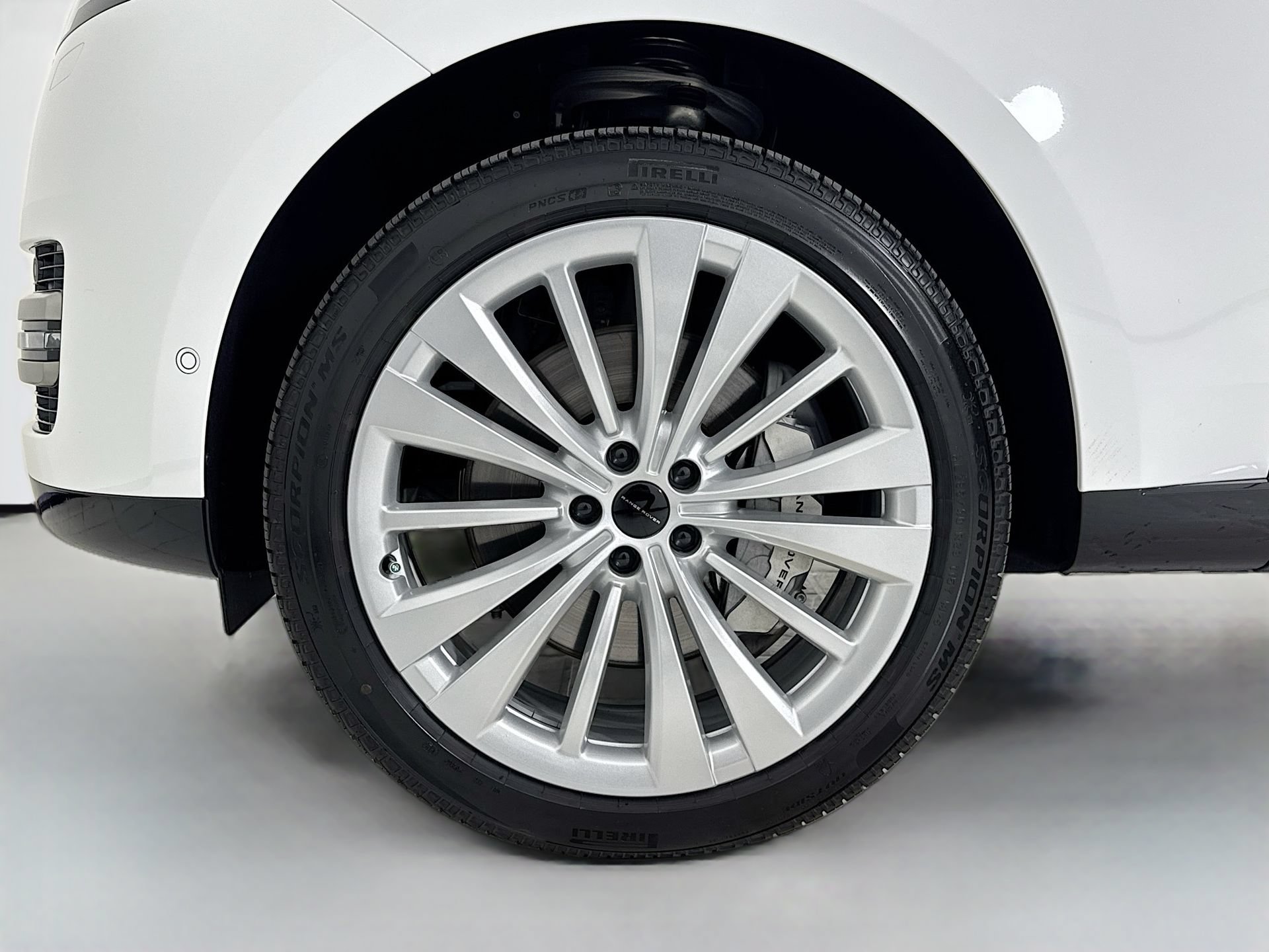 Used 2025 Land Rover Range Rover SE AWD/4WD image 9