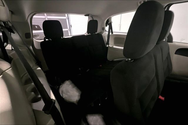 Used 2017 Dodge Grand Caravan SE w/ UConnect Hands-Free Group image 27