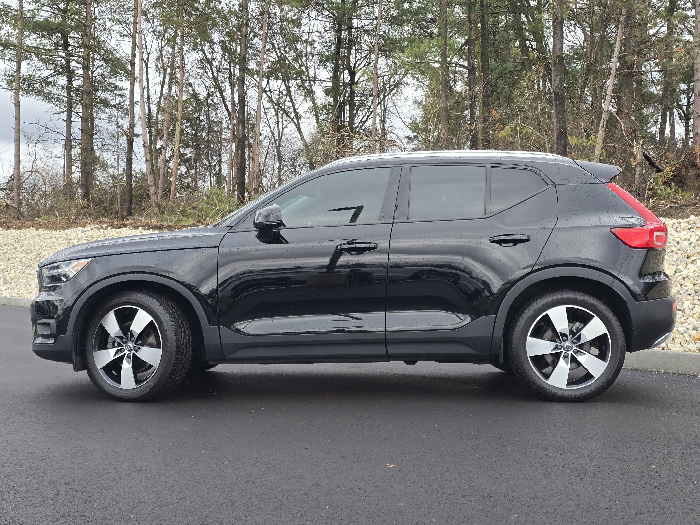 Used 2021 Volvo XC40 T5 Momentum w/ Premium Package image 3