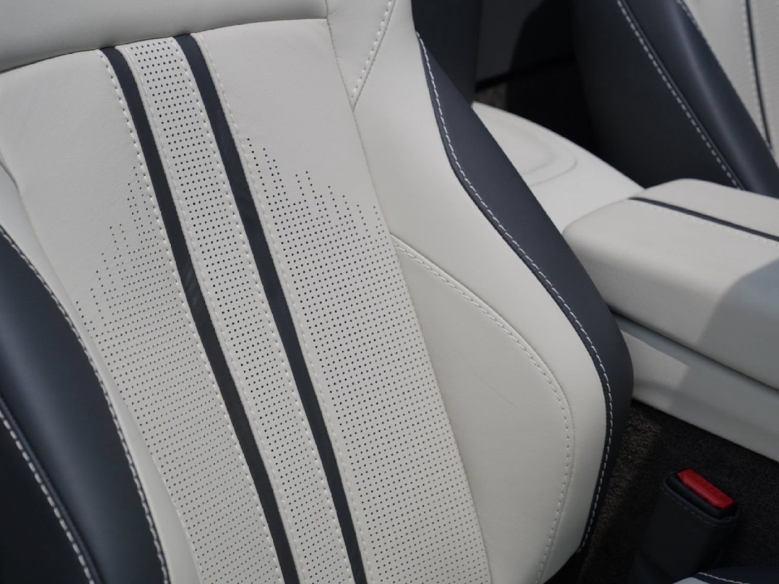 Used 2023 Aston Martin V8 Vantage Roadster RWD image 25