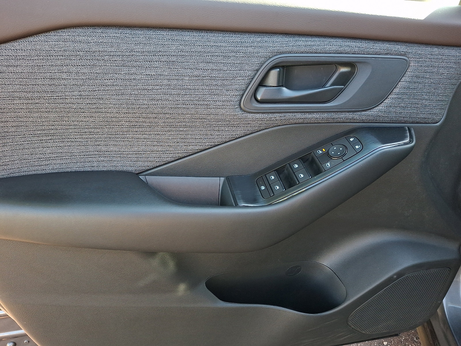 Used 2023 Nissan Rogue S AWD/4WD image 14