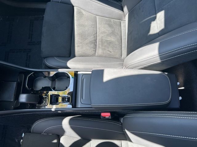 Used 2025 Volvo XC40 B5 Plus image 25