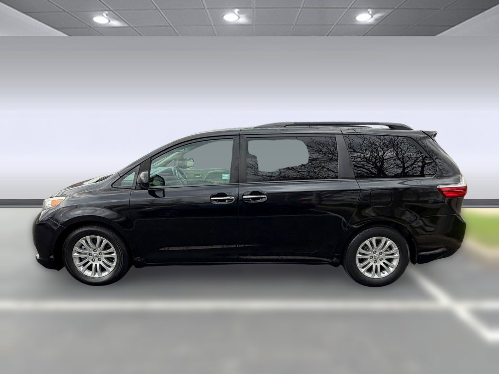 Used 2016 Toyota Sienna XLE image 2
