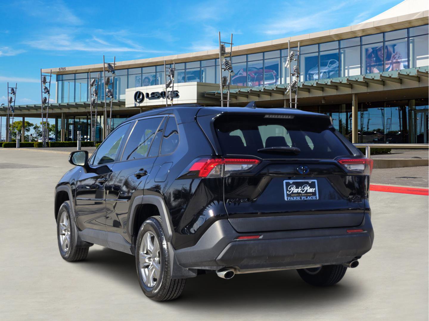 Used 2024 Toyota RAV4 XLE w/ Convenience Package image 4