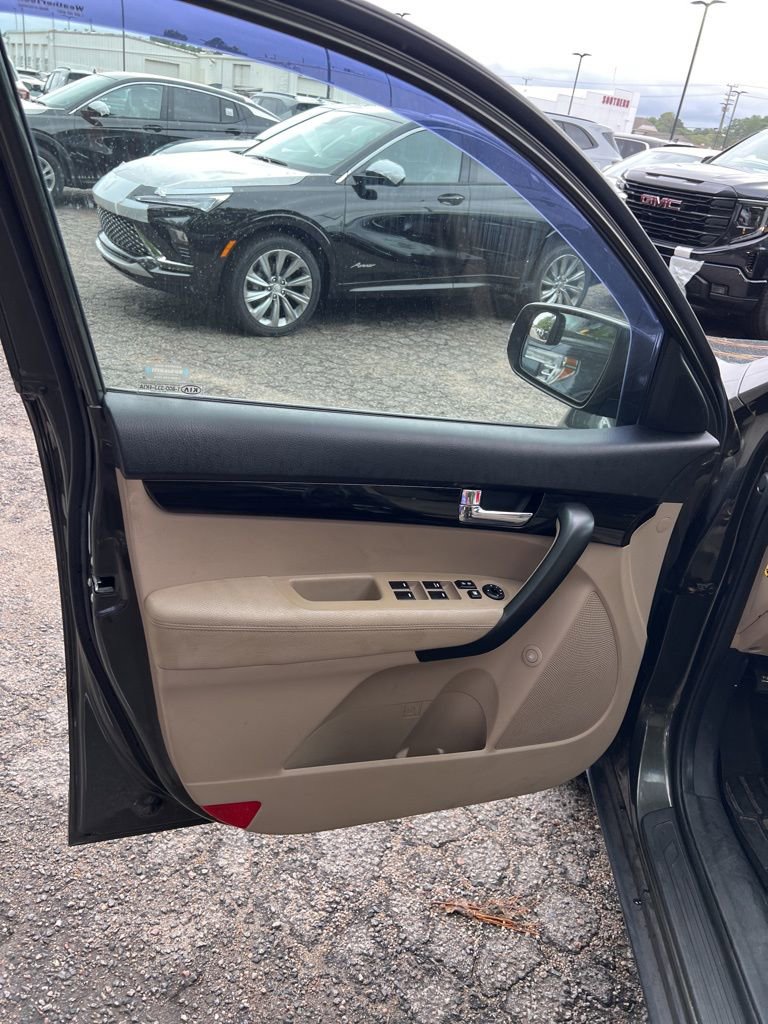Used 2013 Kia Sorento LX w/ Convenience Pkg image 11