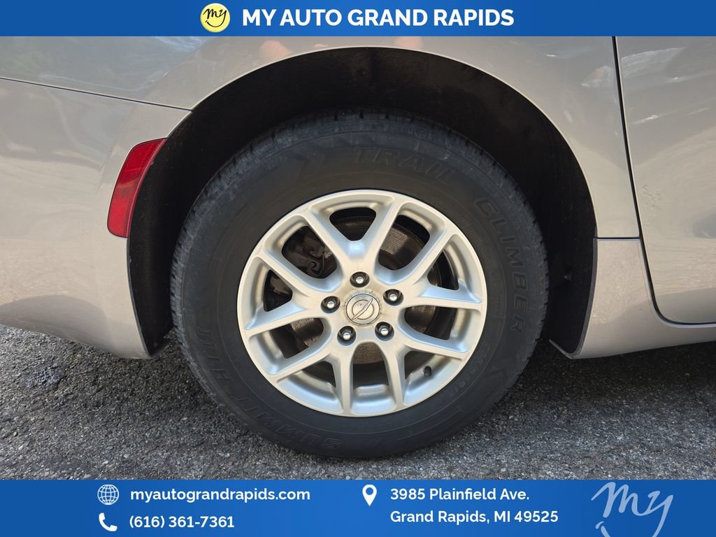 Used 2017 Chrysler Pacifica Touring FWD image 32