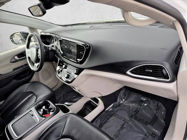 Used 2024 Chrysler Pacifica Touring-L image 21