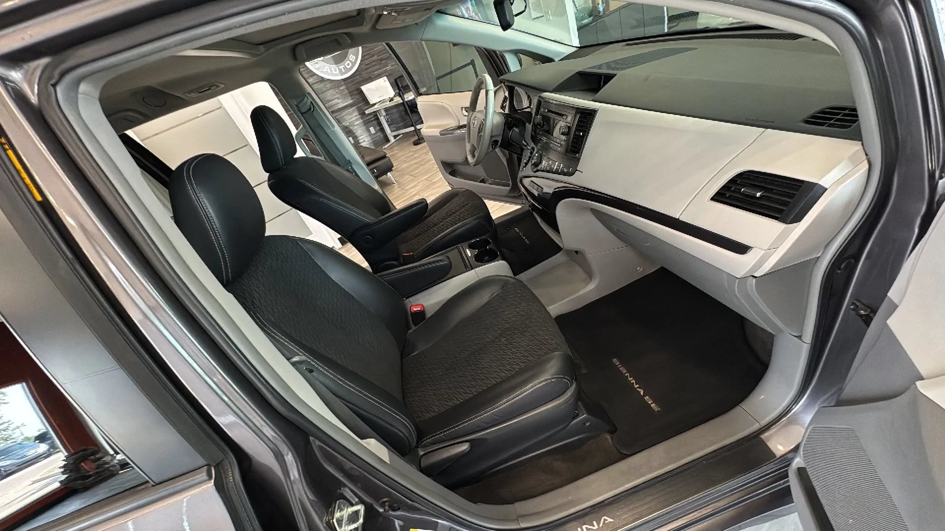 Used 2014 Toyota Sienna SE FWD image 15