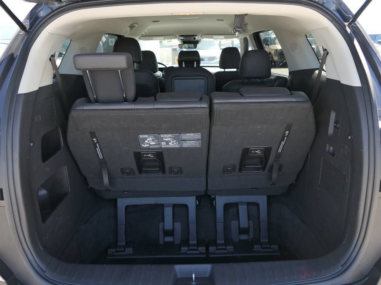 Used 2025 Kia Carnival FWD image 23