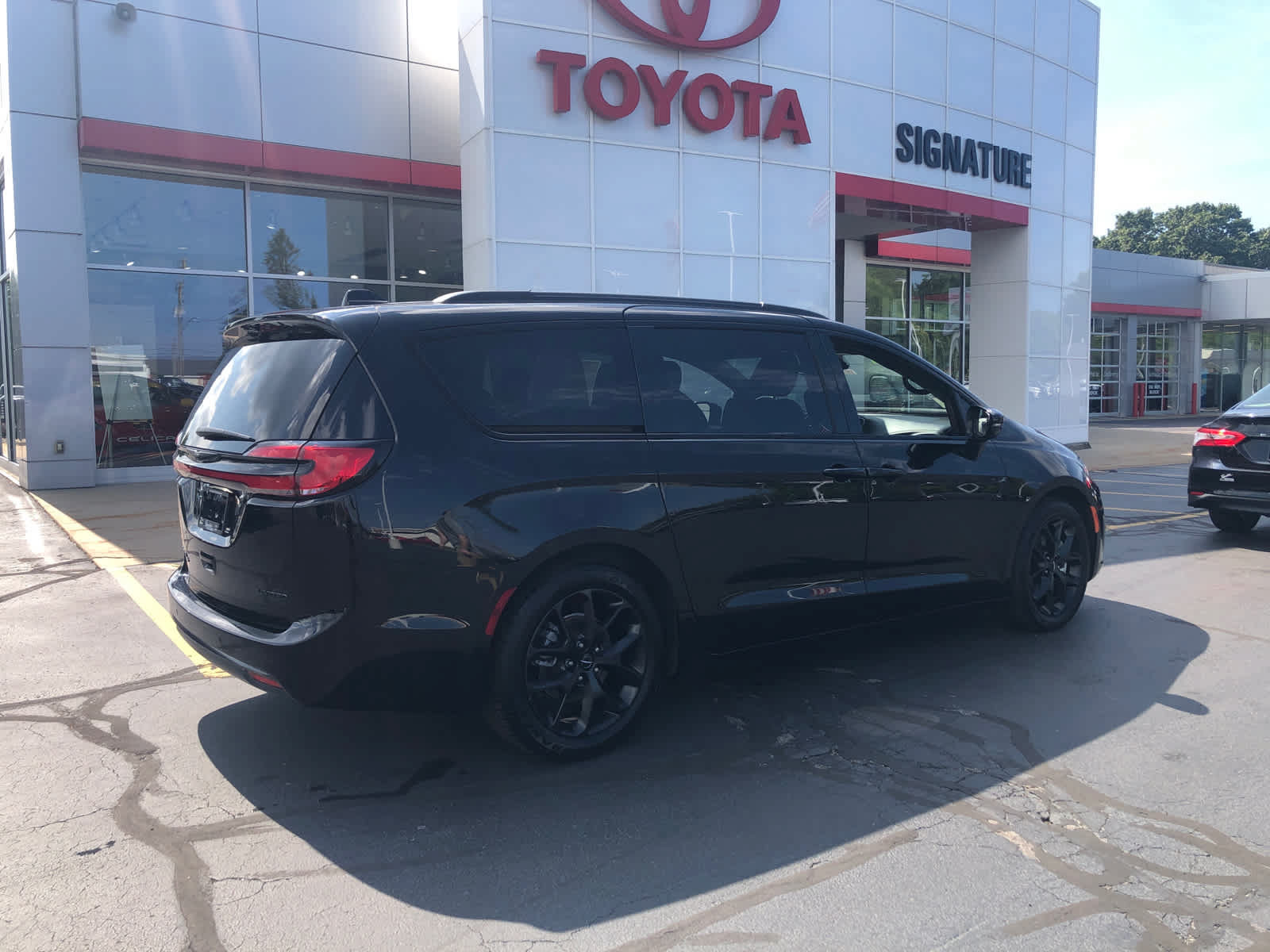 Used 2025 Chrysler Pacifica Limited FWD image 2