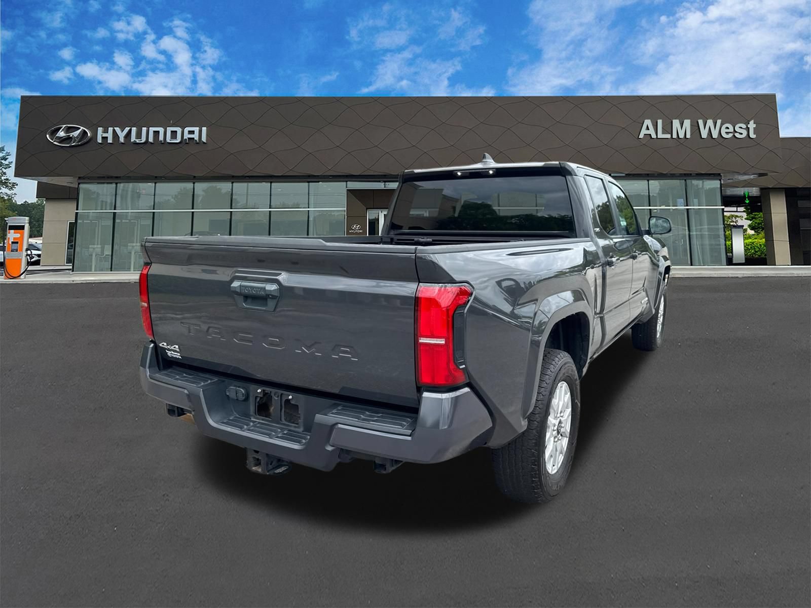 Used 2024 Toyota Tacoma SR5 AWD/4WD image 5
