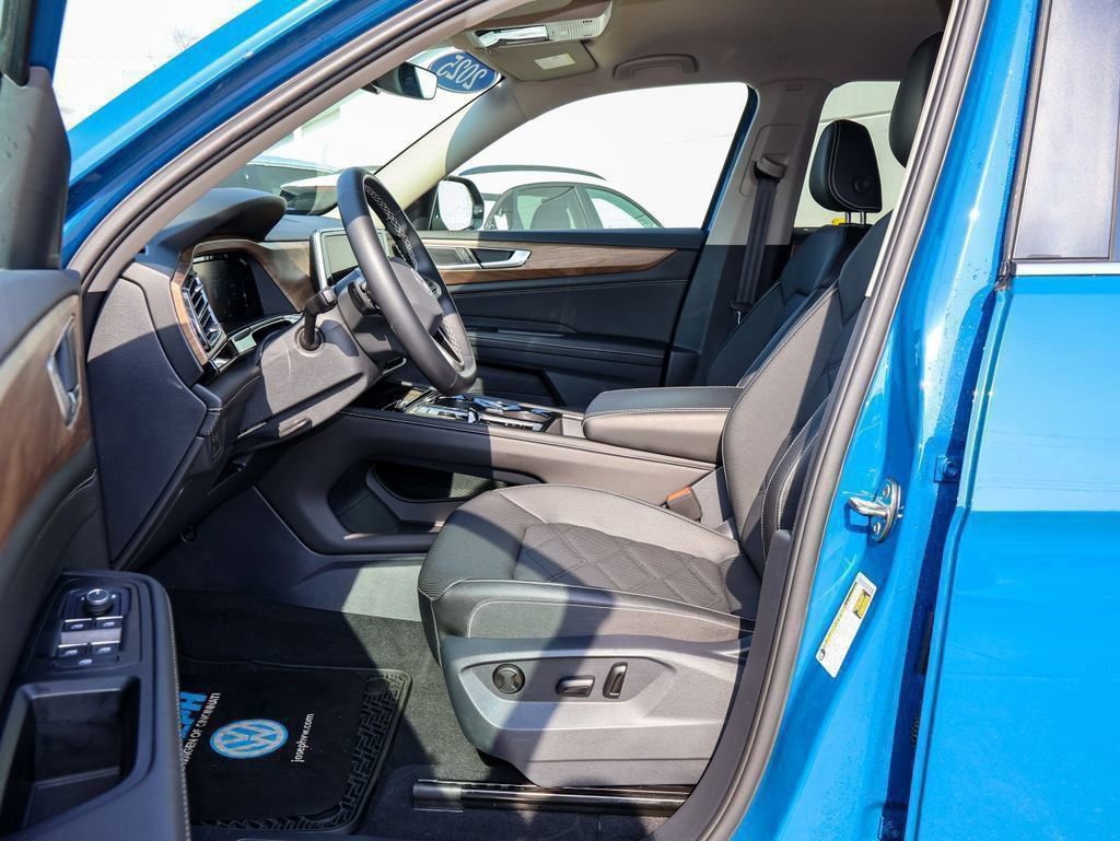 Certified 2025 Volkswagen Atlas SE w/ Black Wheel Package image 12