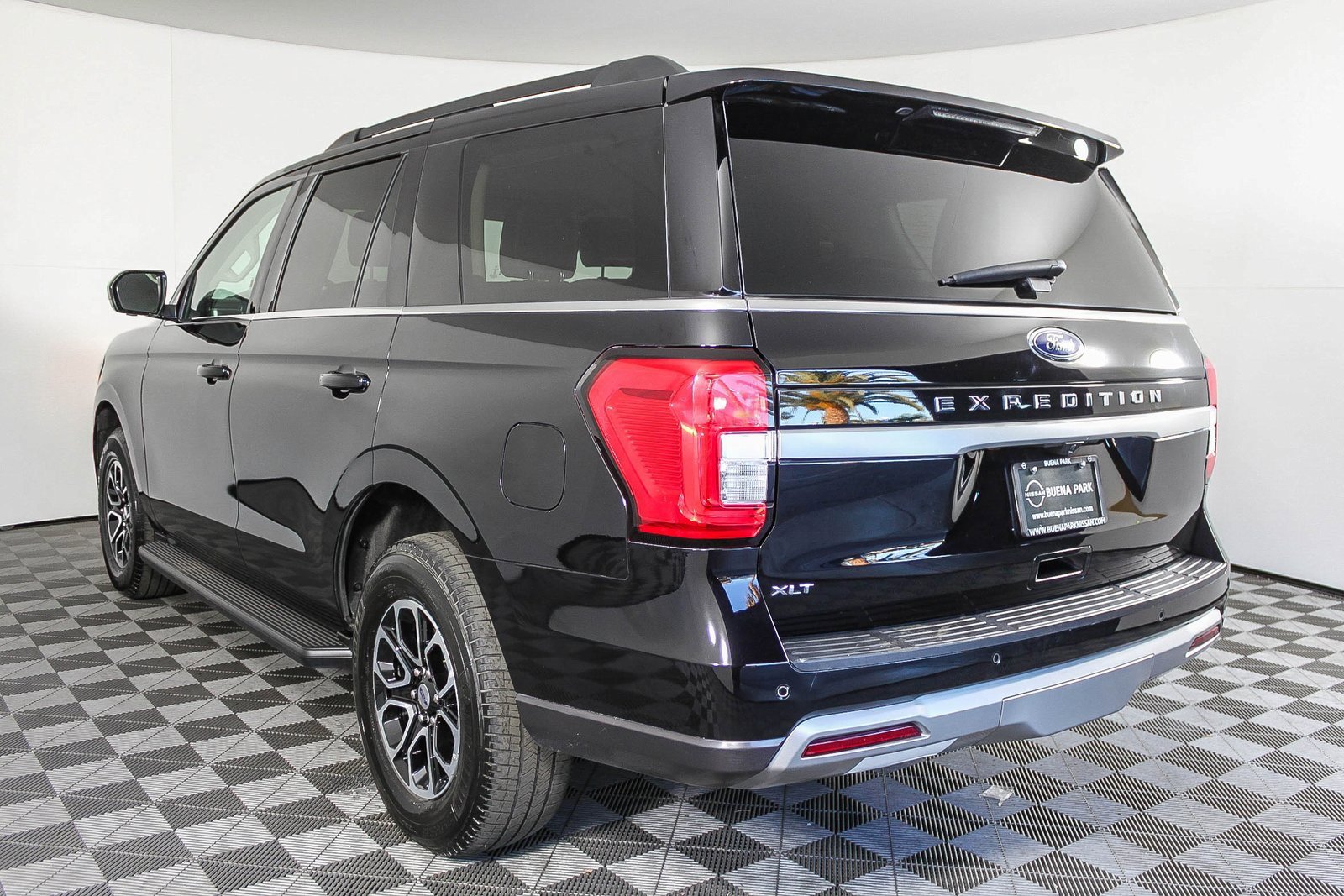 Used 2024 Ford Expedition XLT image 4