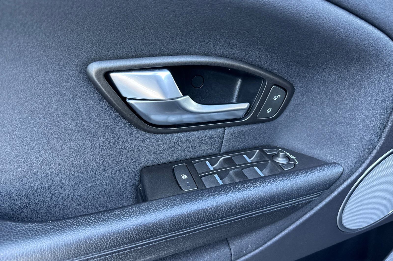 Used 2019 Land Rover Range Rover Evoque SE image 12