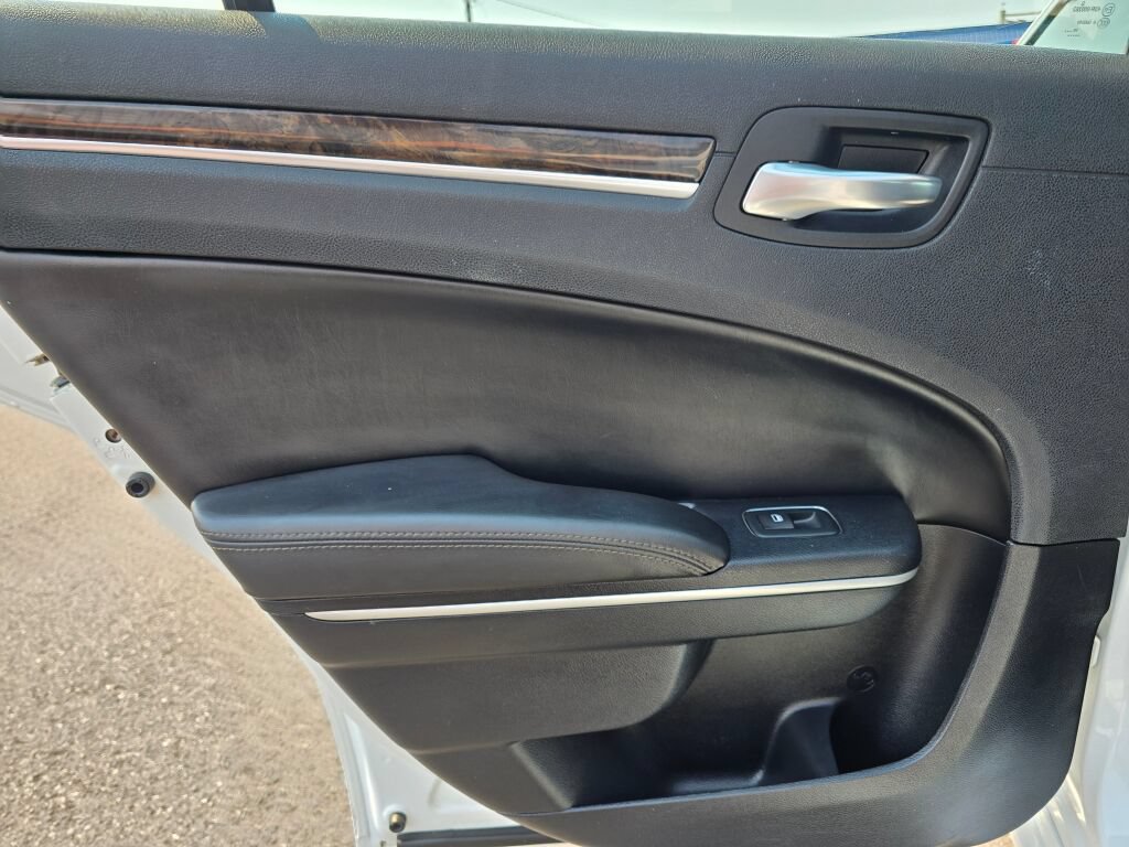 Used 2020 Chrysler 300 Limited RWD image 16