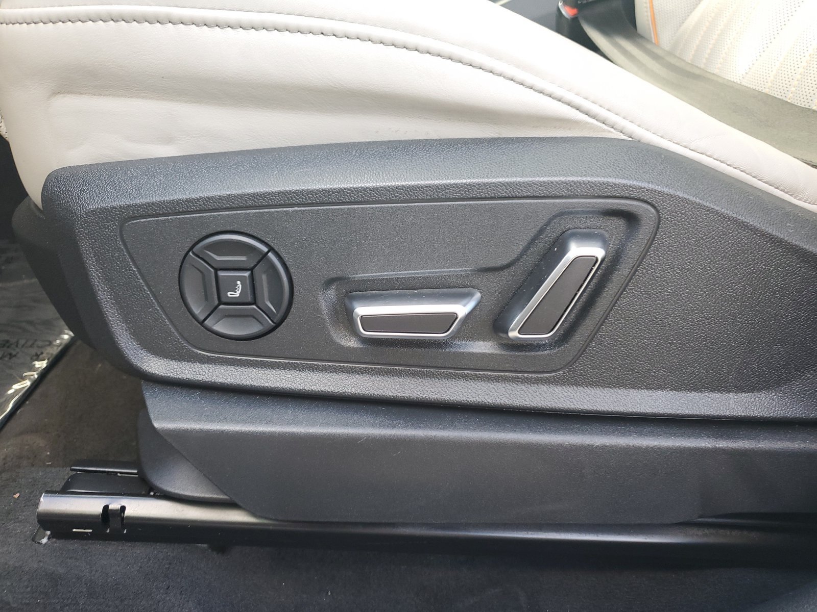 Used 2024 Audi Q8 e-tron Premium Plus AWD/4WD image 23