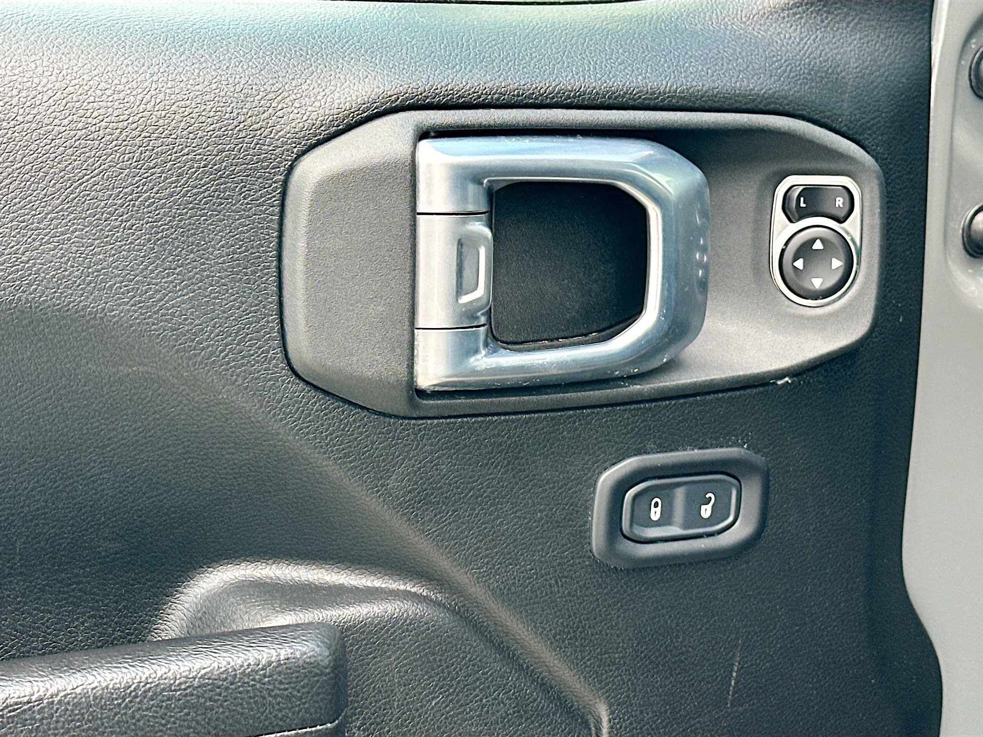 Used 2022 Jeep Wrangler Sport AWD/4WD image 16