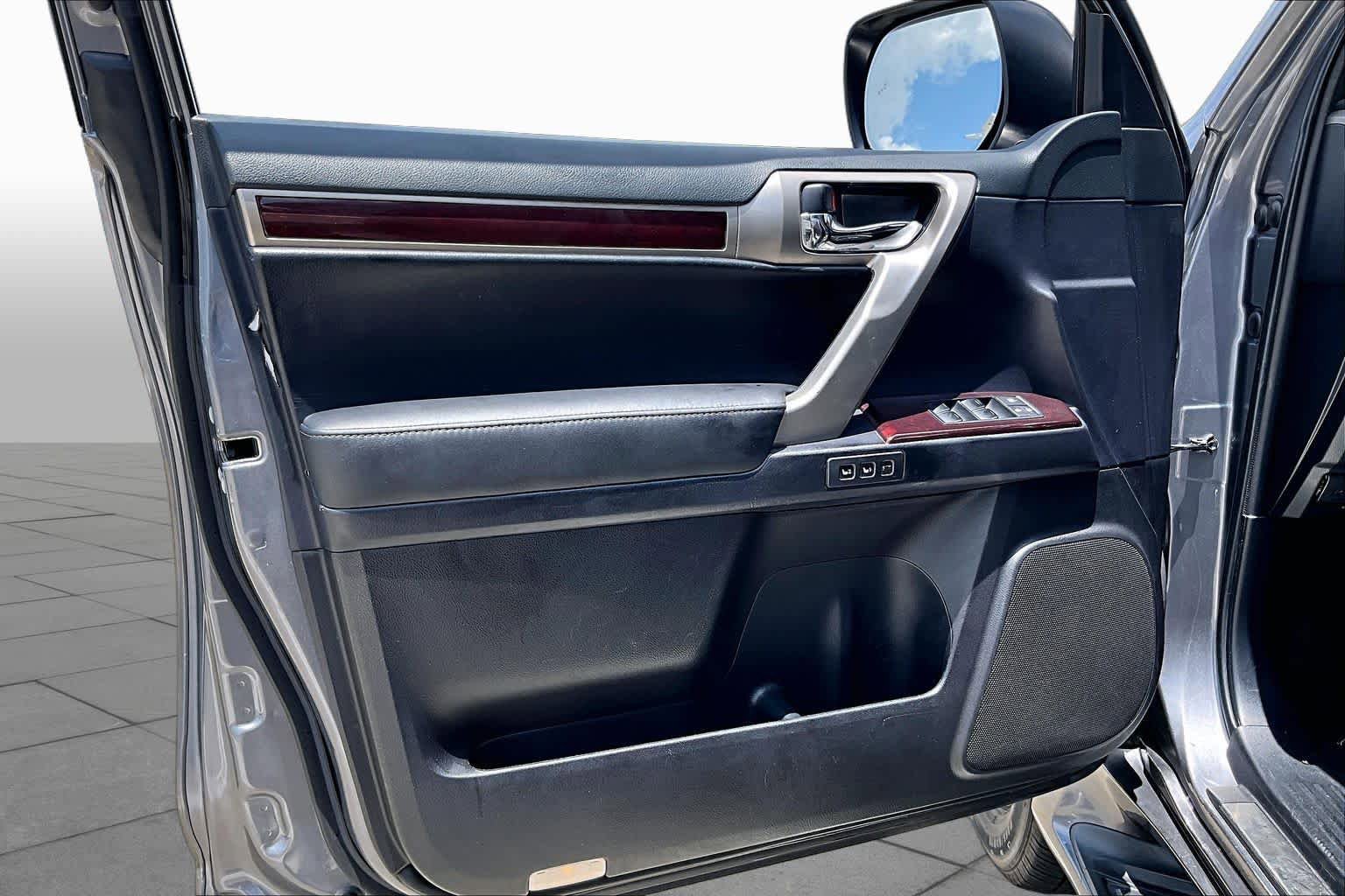 Used 2015 Lexus GX 460 w/ Premium Package AWD/4WD image 19