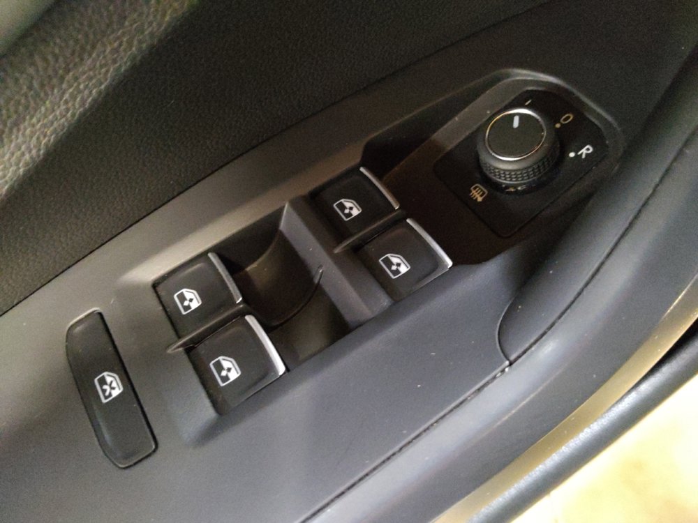 Used 2025 Volkswagen Jetta SE FWD image 27