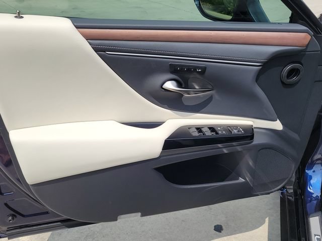 Used 2025 Lexus ES 300h w/ Premium Package FWD image 7