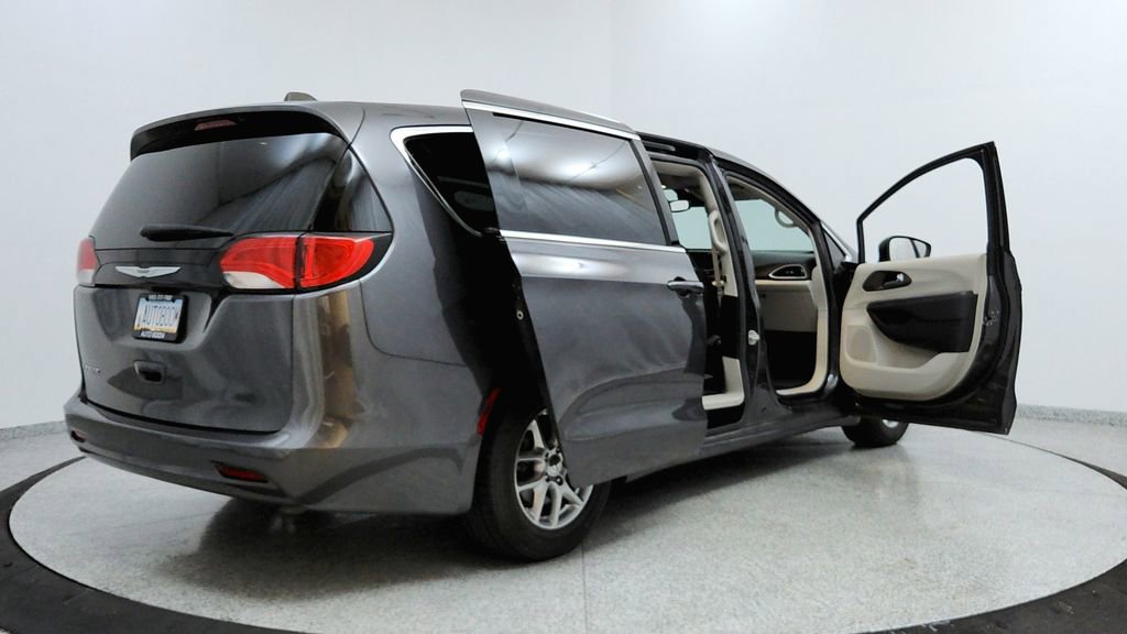Used 2023 Chrysler Voyager LX image 11