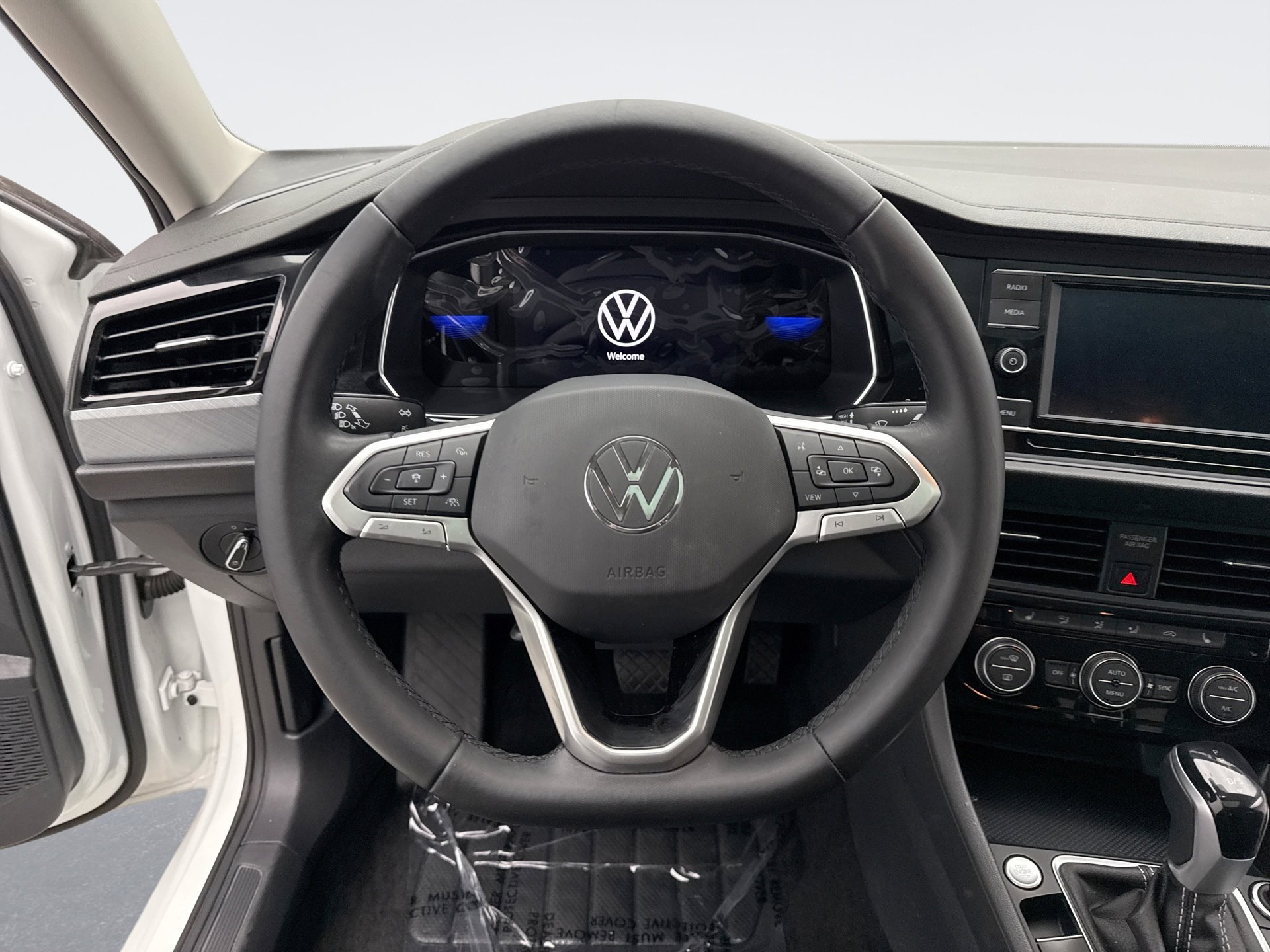 Used 2023 Volkswagen Jetta SE w/ Panoramic Sunroof Package image 12