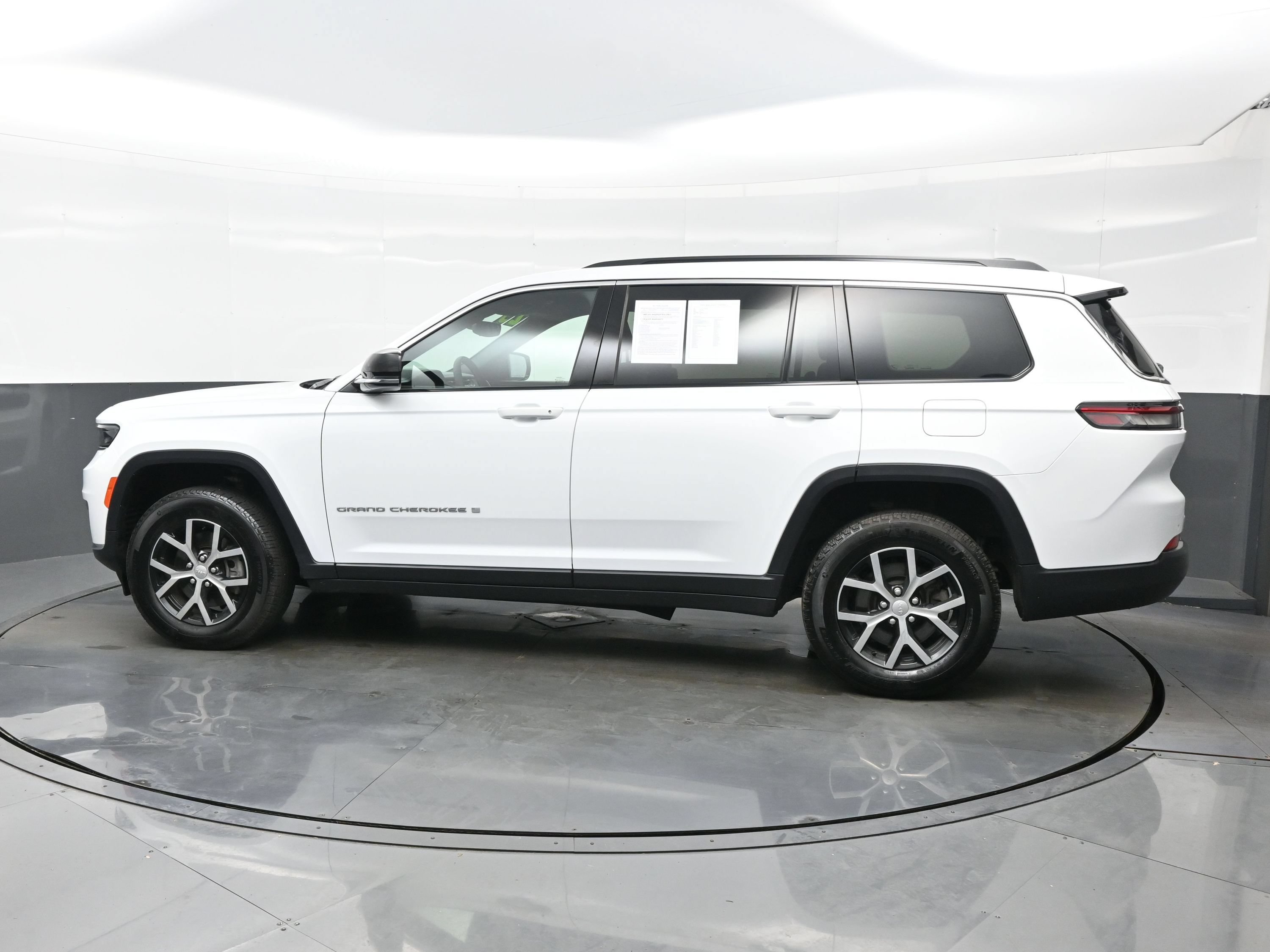 Used 2025 Jeep Grand Cherokee L Limited AWD/4WD image 3