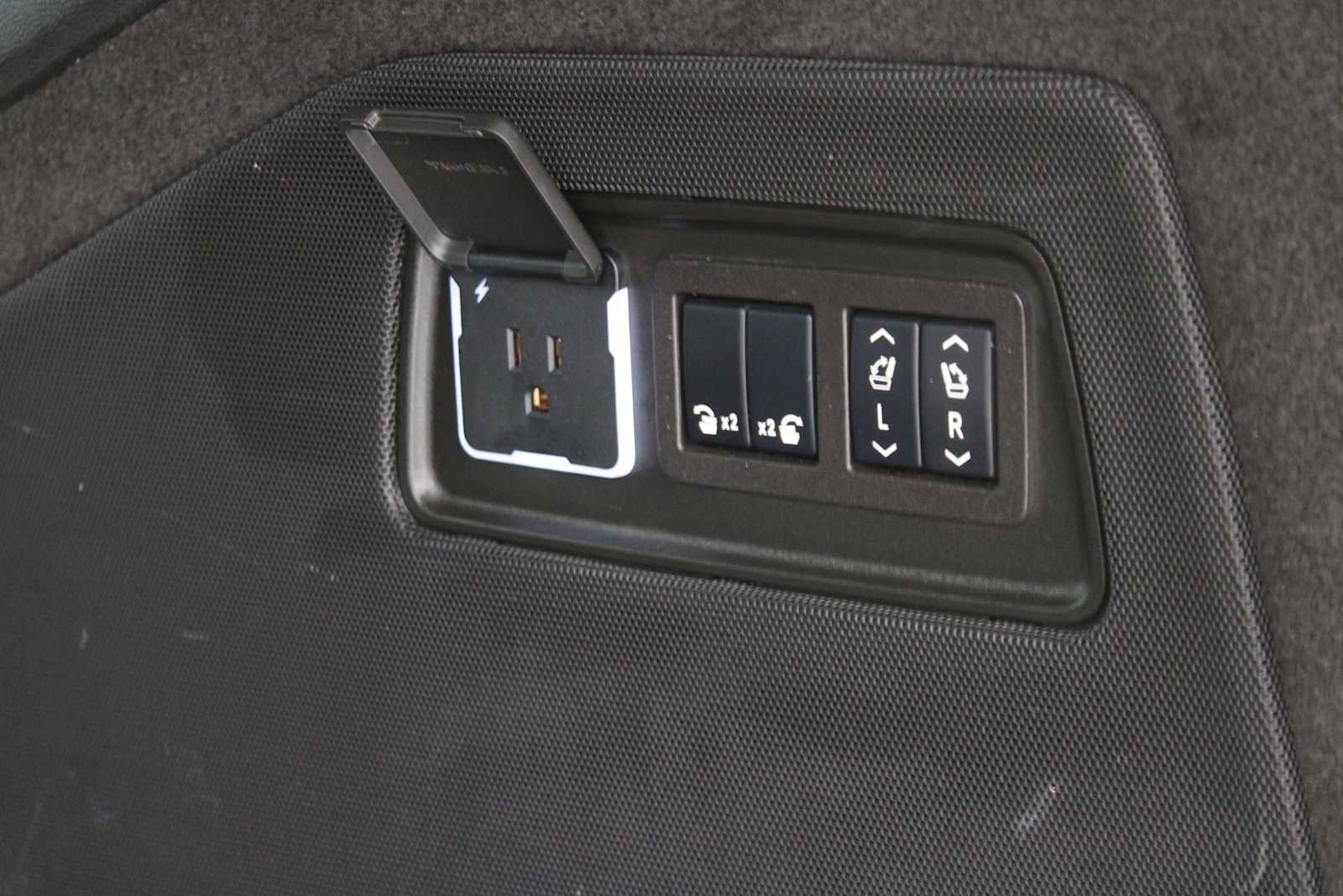 Certified 2024 Cadillac Escalade Sport w/ LPO, ONYX Package image 12