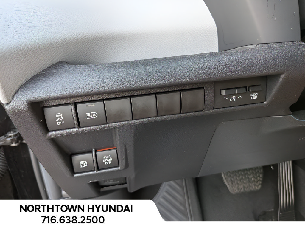 Used 2026 Toyota Sienna XLE FWD image 28