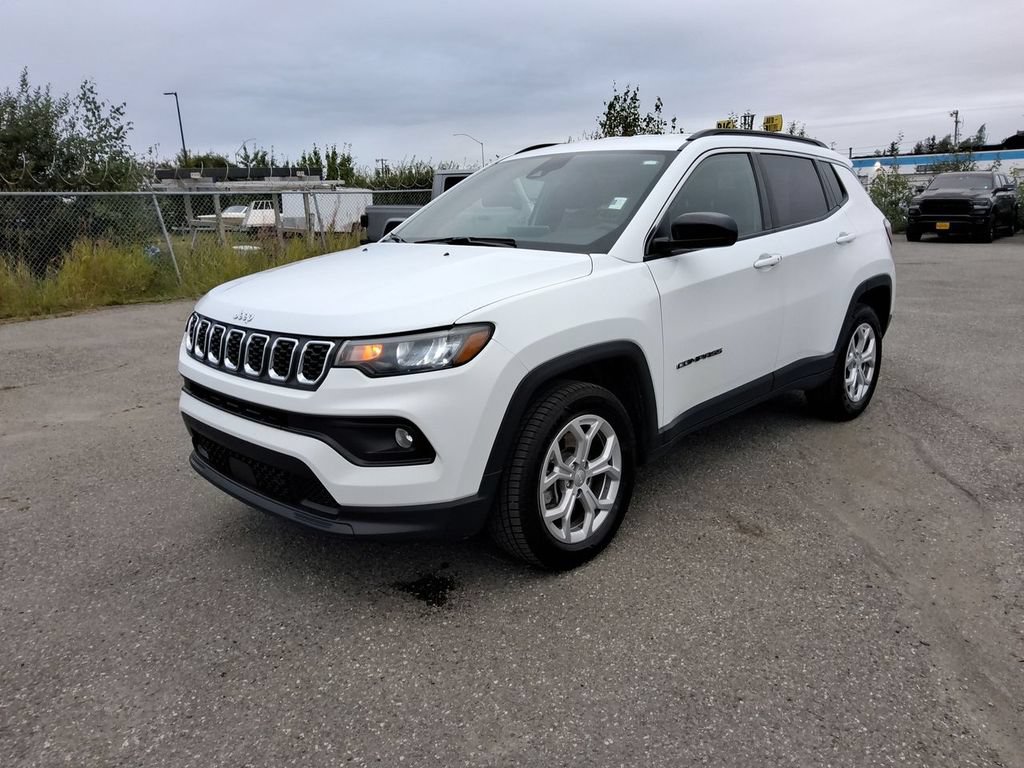 Used 2024 Jeep Compass Latitude AWD/4WD image 4