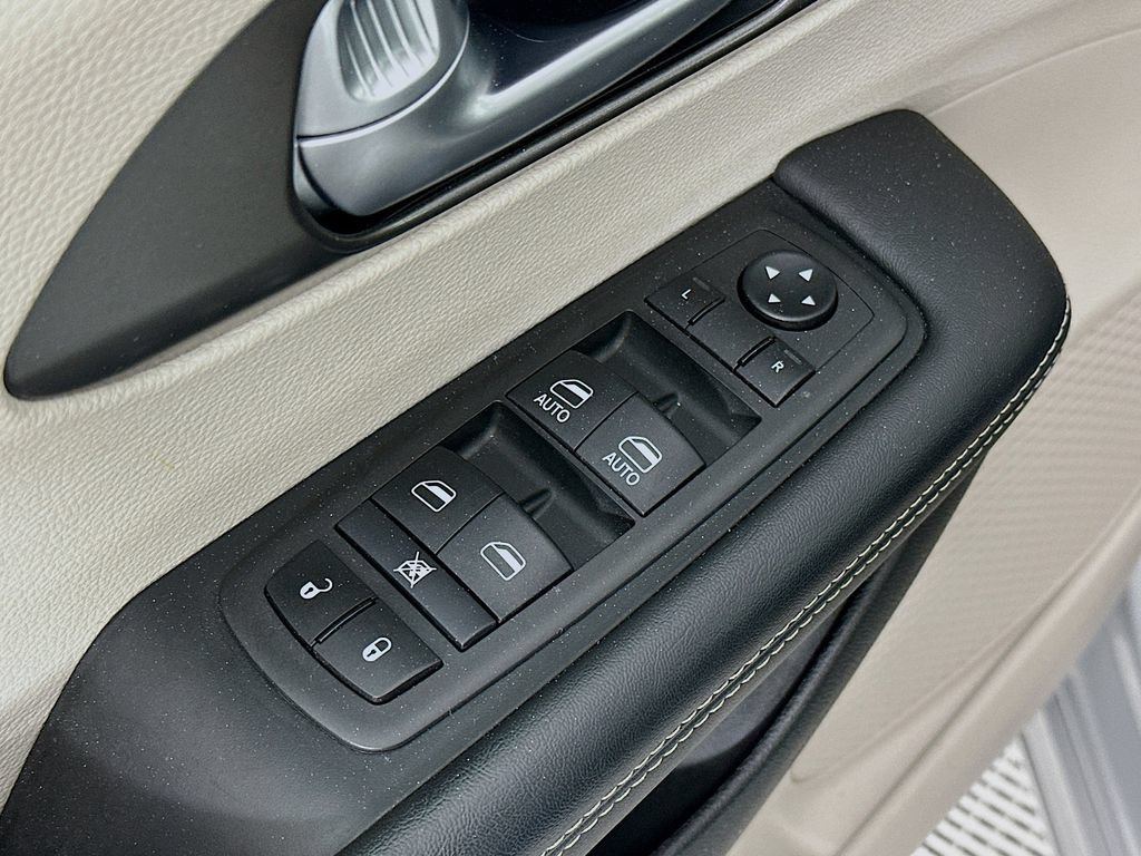 Certified 2024 Chrysler Pacifica Touring-L FWD image 26