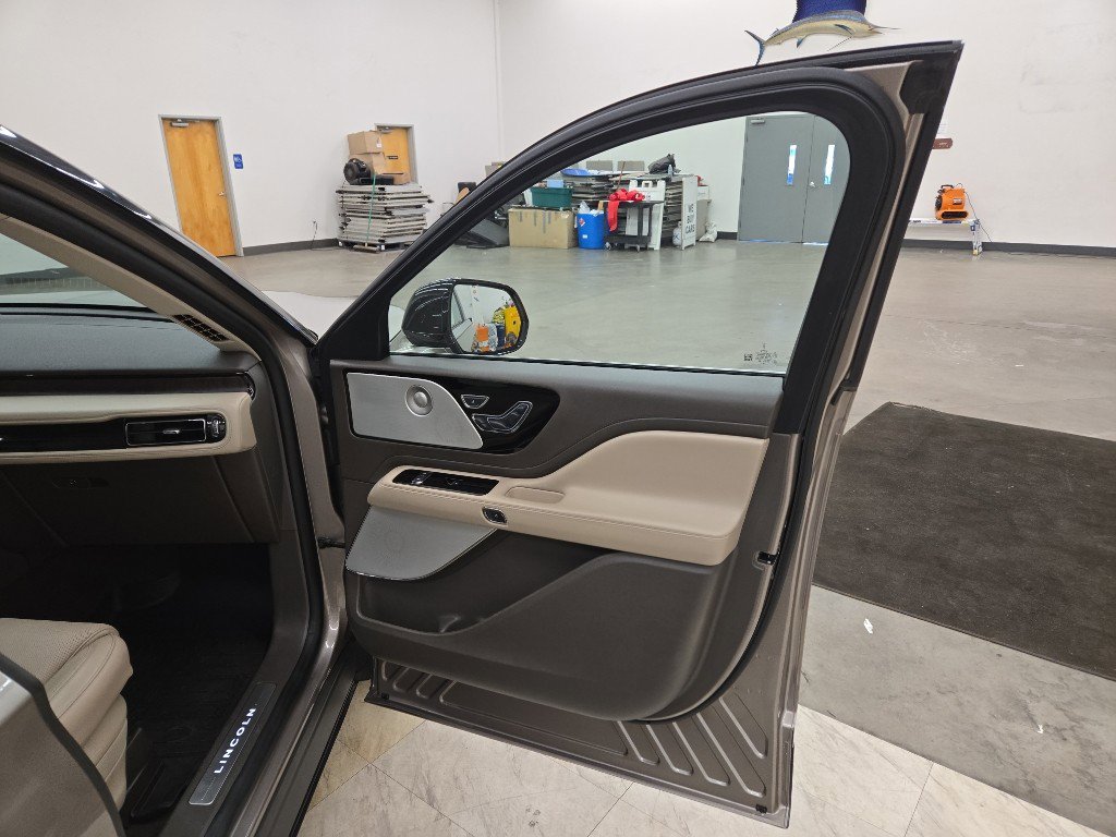 Used 2020 Lincoln Aviator Reserve w/ Equipment Group 201A image 24