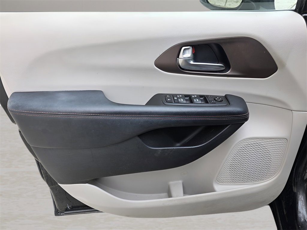 Used 2019 Chrysler Pacifica Touring-L Plus w/ Advanced Safetytec Group image 18