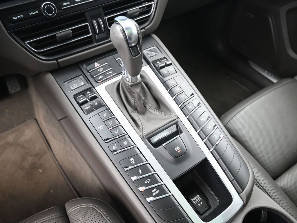 Certified 2021 Porsche Macan Turbo image 23