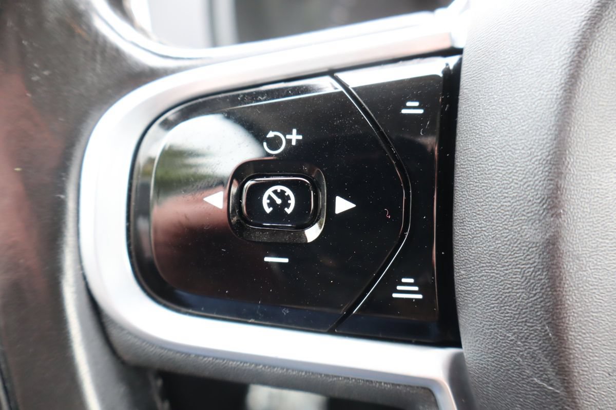 Used 2018 Volvo XC90 T6 Momentum w/ Convenience Package AWD/4WD image 32