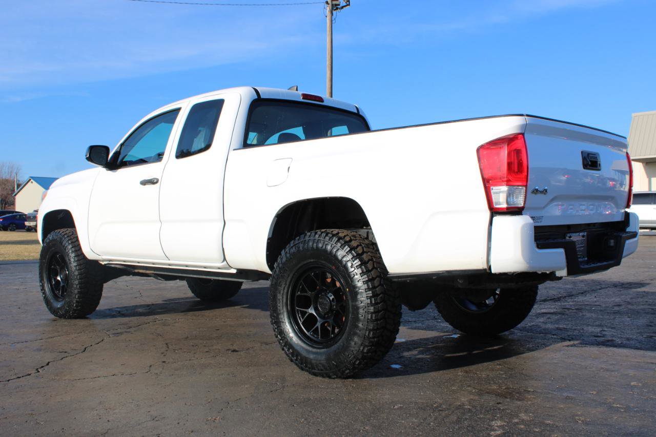 Used 2016 Toyota Tacoma SR image 10