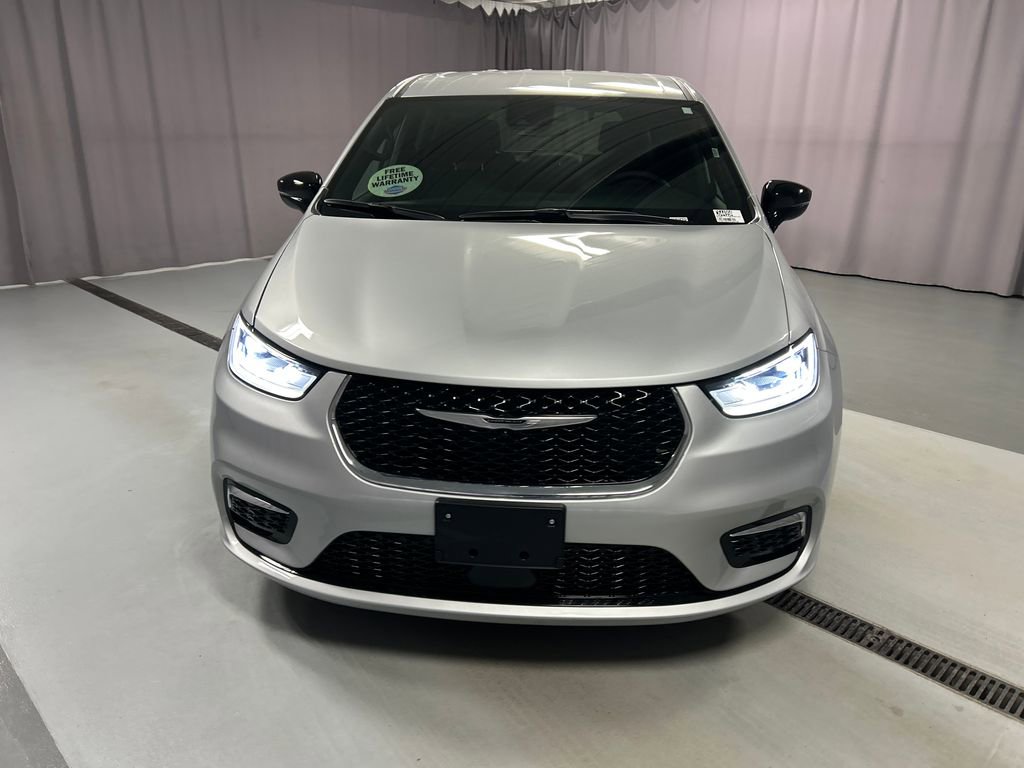 Used 2026 Chrysler Pacifica Select image 2