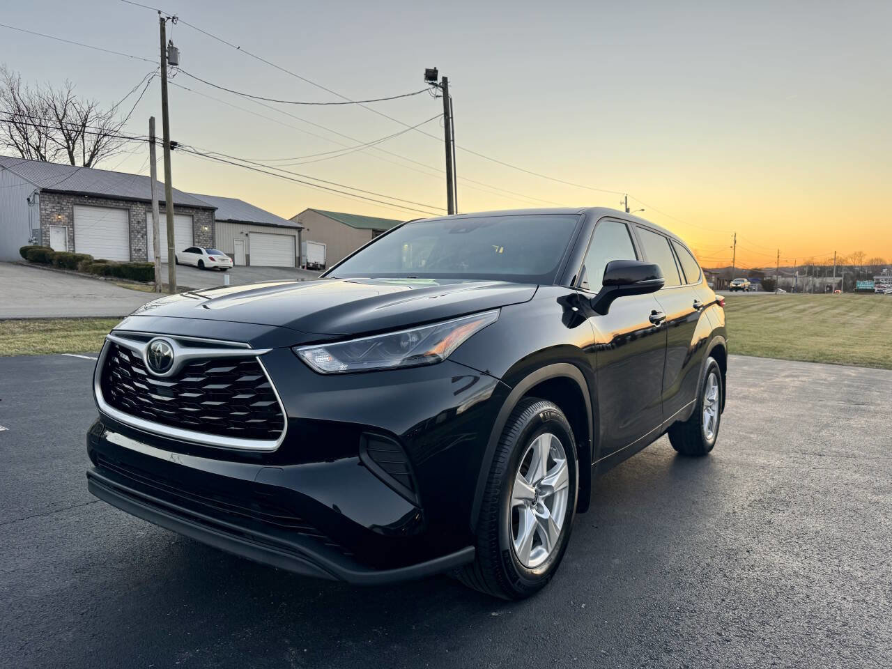 Used 2023 Toyota Highlander L image 2