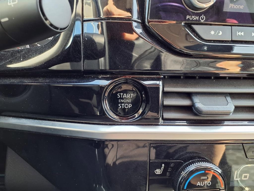 Used 2025 Nissan Pathfinder SV image 8