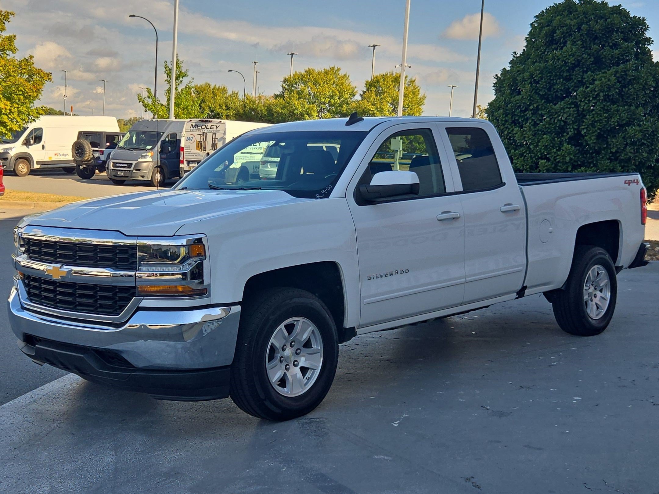 Used 2019 Chevrolet Silverado 1500 LT AWD/4WD image 3