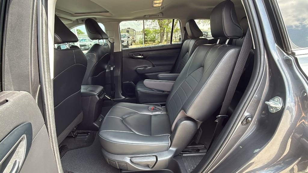 Used 2023 Toyota Highlander XLE image 16