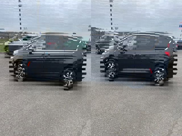 Used 2023 Chrysler Pacifica Touring-L image 9