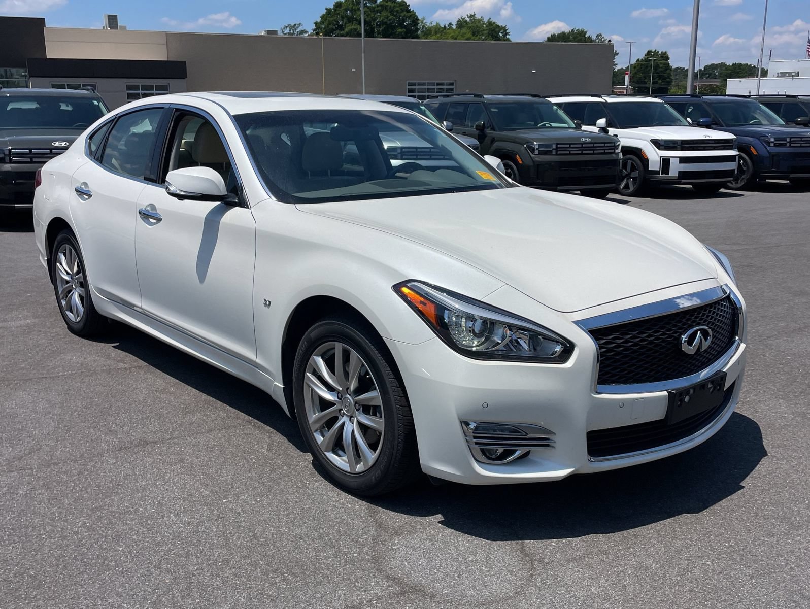 Used 2019 INFINITI Q70 Luxe AWD/4WD image 4