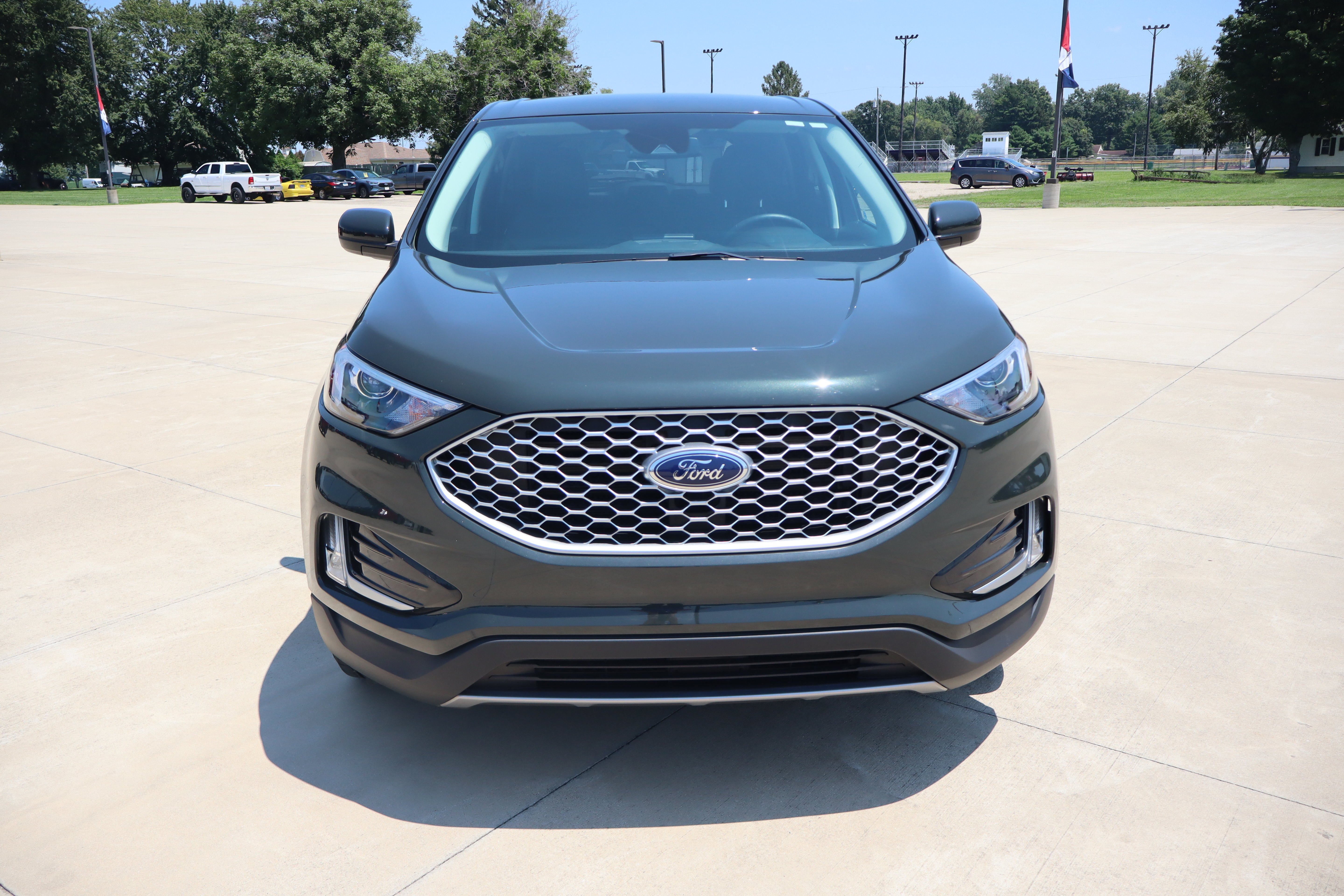 Used 2024 Ford Edge SEL w/ Convenience Package AWD/4WD image 3