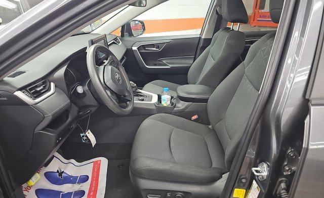 Used 2021 Toyota RAV4 XLE w/ Convenience Package image 3