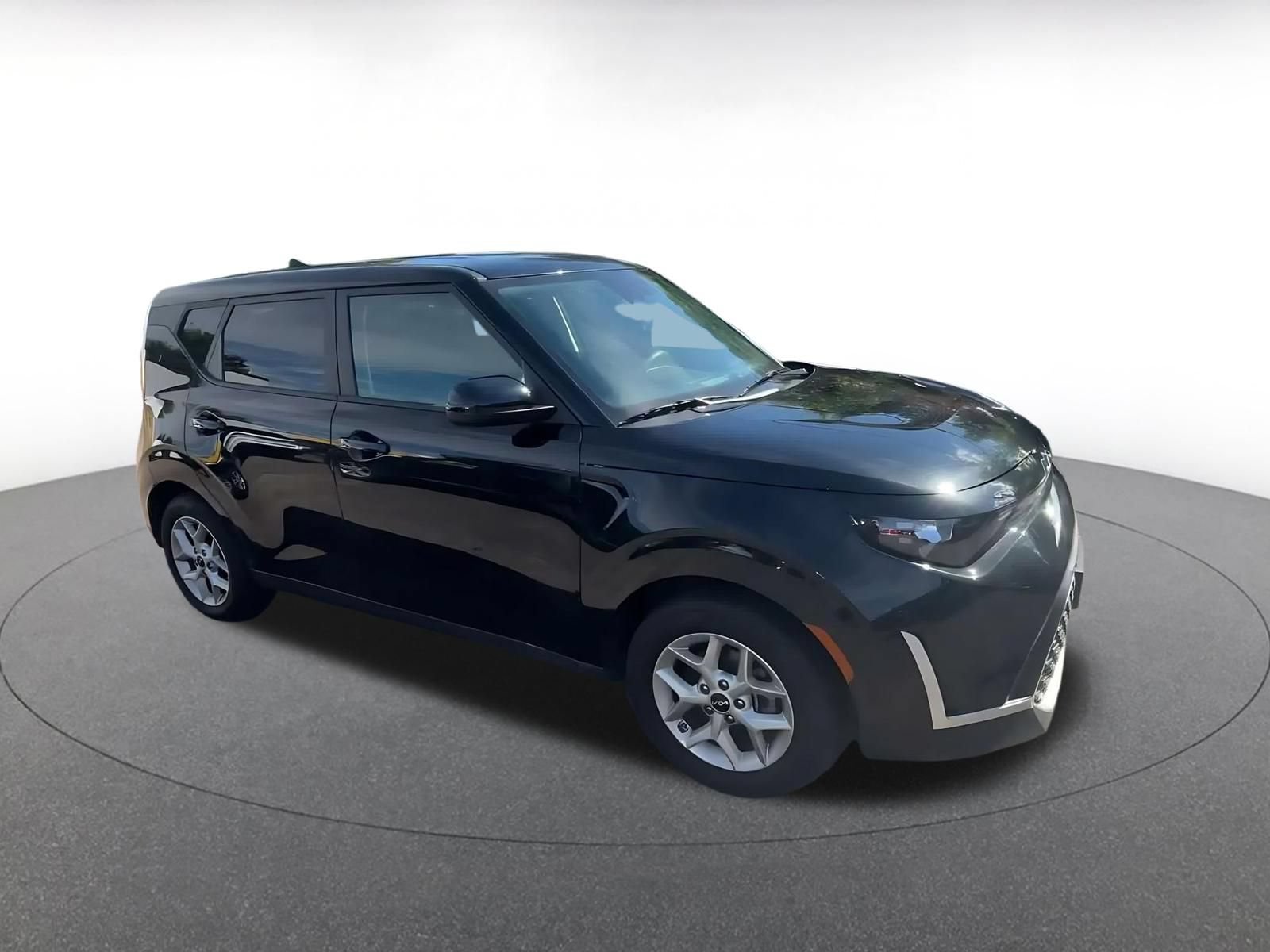 Used 2025 Kia Soul LX w/ LX Technology Package FWD image 2
