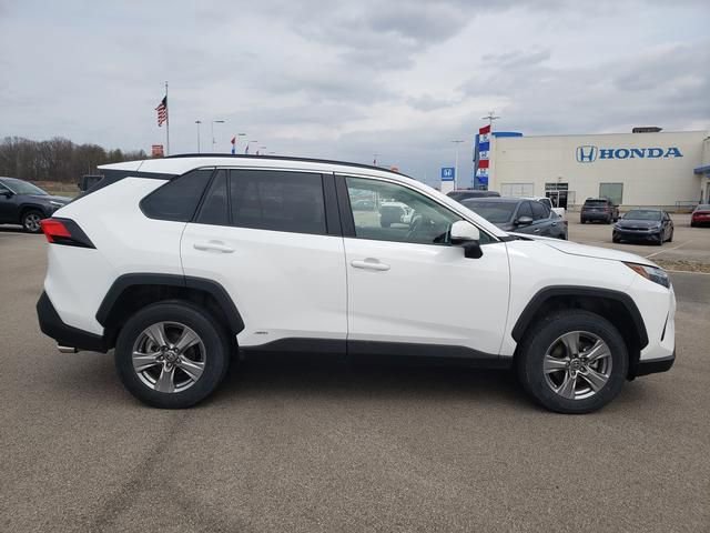 Used 2025 Toyota RAV4 XLE AWD/4WD image 4