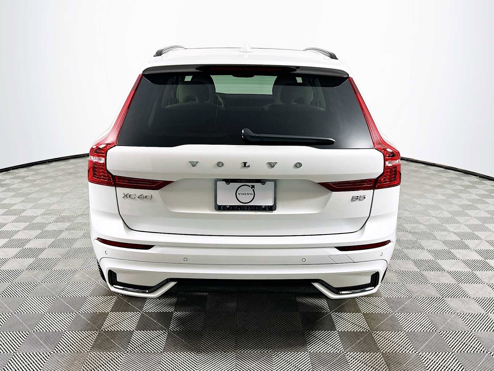 Used 2023 Volvo XC60 B5 Ultimate w/ Climate Package FWD image 6